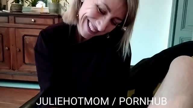 被抓到抽搐后，他在色情片前操了他的继母。朱莉霍特妈妈#骚逼#性交